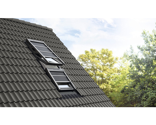 Velux Hitzeschutzmarkise schwarz uni SSS MK12 0000S Dachfenster mit Rollladen in einem Hausdach