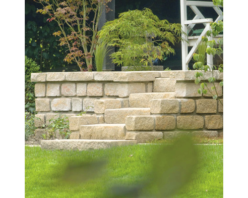 Gartenmauer mit Treppe aus Natursteinen und Bepflanzung