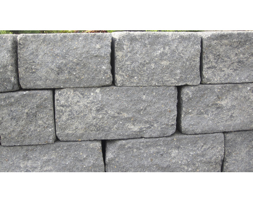 Mauer aus grauen Betonsteinen