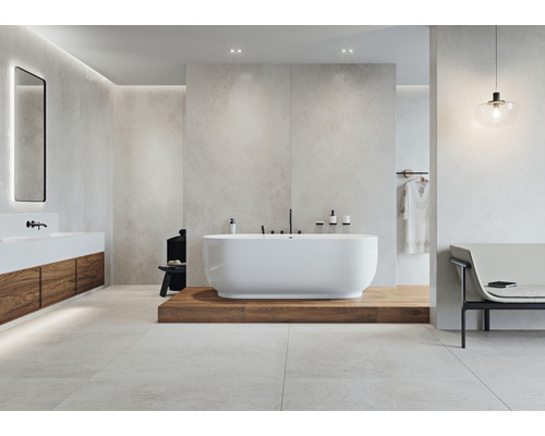 Helles Badezimmer mit freistehender Badewanne, Waschtisch und Sitzbank