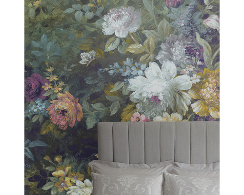 Blumentapete mit Blumenmuster über einem Betthaupt