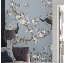 Detailaufnahme einer Wandtapete mit einem floralen Pfauenmuster in einem Wohnraum