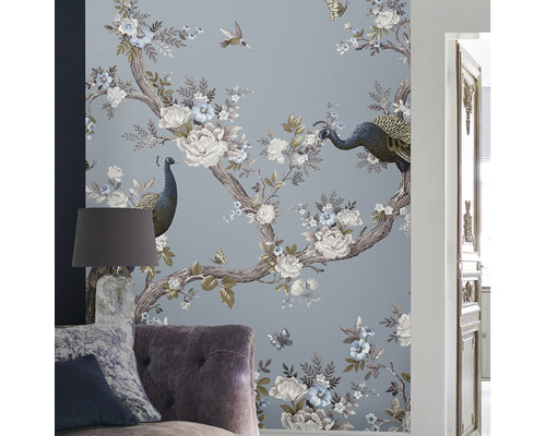 Detailaufnahme einer Wandtapete mit einem floralen Pfauenmuster in einem Wohnraum