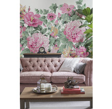 Wohnzimmer mit Sofa, Couchtisch und Blumentapete
