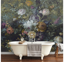 Badezimmer mit freistehender Badewanne und Blumenwandtapete für eine helle Atmosphäre