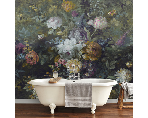 Badezimmer mit freistehender Badewanne und Blumenwandtapete für eine helle Atmosphäre