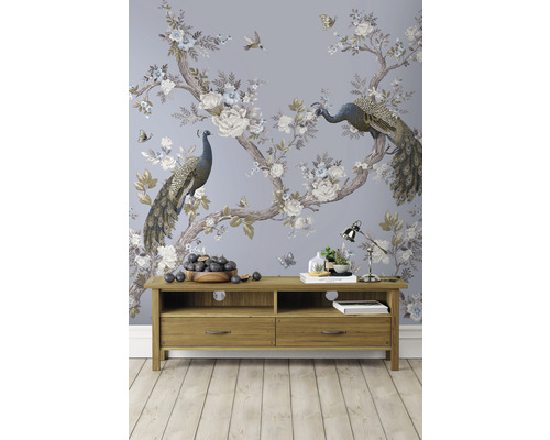Wohnzimmer mit gemusterter Tapete und Holzmöbeln