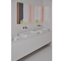 Badezimmer mit zwei Waschbecken auf einem Waschtischunterschrank und zwei farbigen Spiegeln