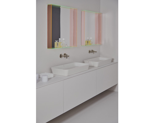 Badezimmer mit zwei Waschbecken auf einem Waschtischunterschrank und zwei farbigen Spiegeln