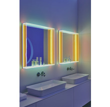 Badezimmer mit zwei Waschbecken und beleuchteten Spiegeln