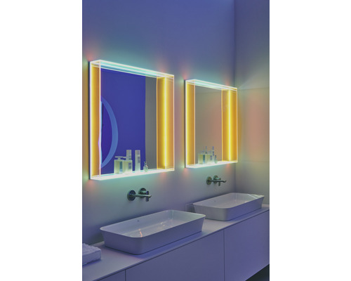 Badezimmer mit zwei Waschbecken und beleuchteten Spiegeln