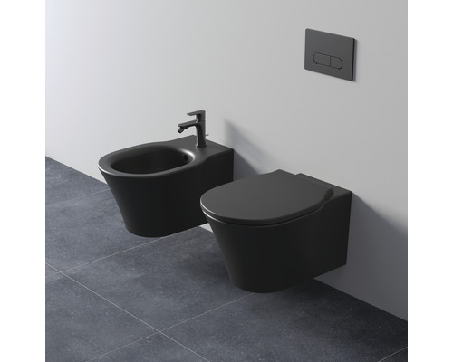 Wandhängendes Bidet und WC in einem Badezimmer.