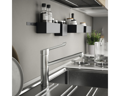 Küchenszene mit Spüle, Wasserhahn und Gewürzregal