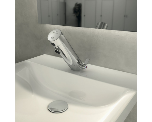 Elektronischer Waschtischmischer aus Chrom in einem Badezimmer