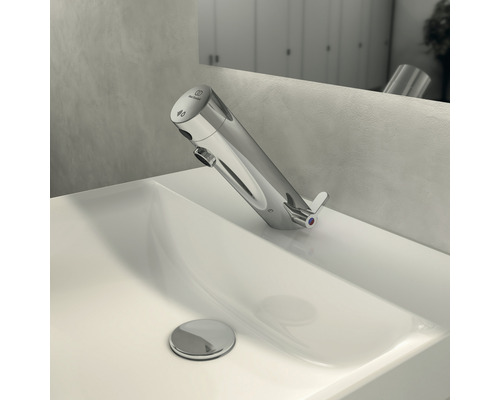 Waschtischarmatur mit Sensor auf einem Waschbecken