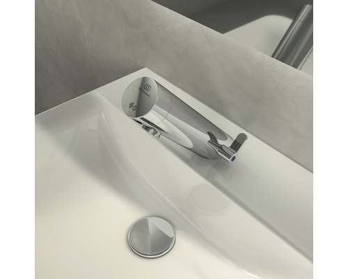 Waschtischarmatur aus Edelstahl mit Sensorfunktion im Badezimmer