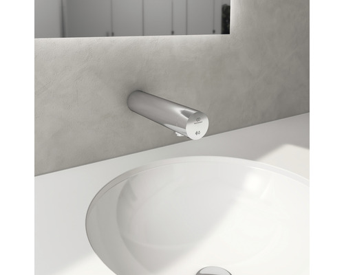 Wandmontierter Waschtisch mit berührungslosem Wasserhahn und Ideal Standard Logo