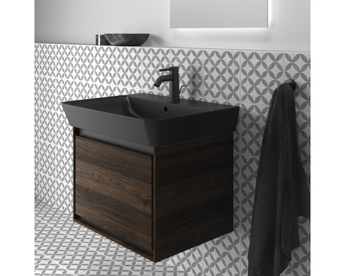 Waschtisch mit Unterschrank und Armatur im Badezimmer