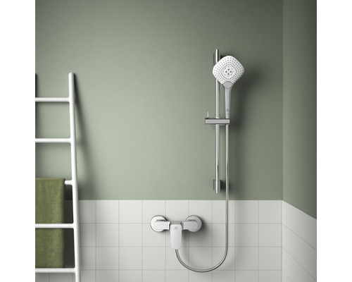 Badezimmer mit Duscharmatur, Brausestange, Handbrause und Handtuchhalter