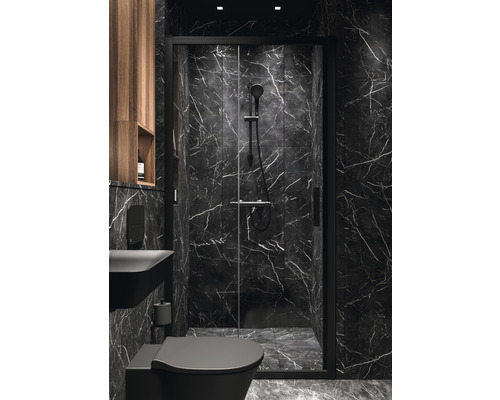 Badezimmer mit Toilette, Waschbecken, Holzregal und Duschkabine mit Marmorwänden