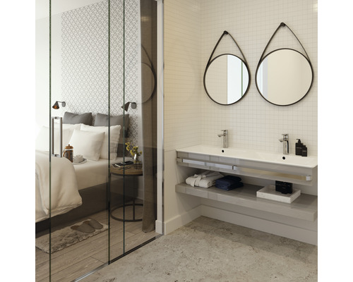 Helles Badezimmer mit Doppelwaschbecken, Spiegeln und Schlafzimmer im Hintergrund