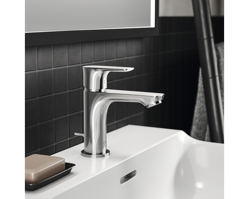 Verchromter Waschtischmischer auf einem Waschbecken