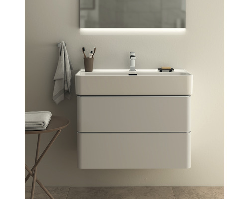 Waschtischunterschrank mit zwei Schubladen, Armatur, Spiegel und Accessoires im Badezimmer