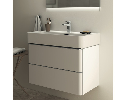 Waschtisch mit zwei Schubladen, Armatur und Spiegel mit Beleuchtung in einem Badezimmer