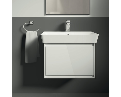 Waschbeckenunterschrank mit Waschbecken, Armatur und Handtuchhalter im Badezimmer