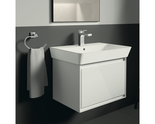 Waschtisch mit Unterschrank, Armatur und Handtuchhalter im Badezimmer