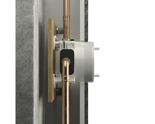 Unterputzmontage für Sanitärinstallation mit Rohren an einer Betonwand.