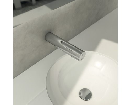 Aufputz-Waschtischarmatur aus Metall über einem Waschbecken