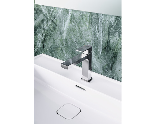 Waschbecken mit Armatur im Badezimmer