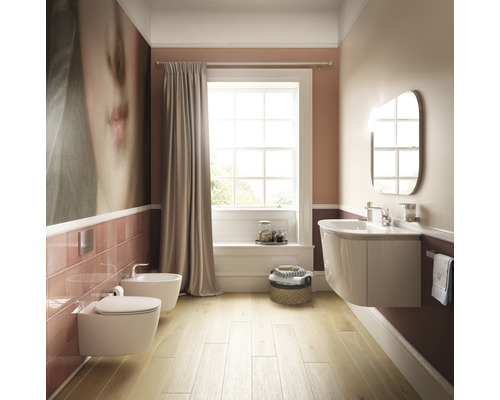 Badezimmer mit Toilette, Bidet, Waschbecken, Spiegel und großem Wandbild