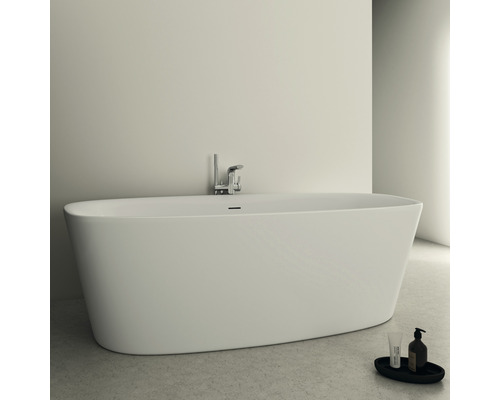 Freistehende Badewanne mit Armatur und Badezimmeraccessoires
