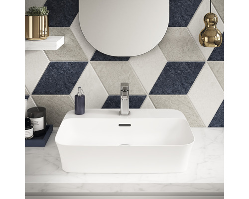 Modernes Badezimmer mit Aufsatzwaschbecken, Armatur und geometrischen Fliesen