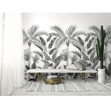 Heller Raum mit Palmenmuster-Tapete, Bank und Kaktus