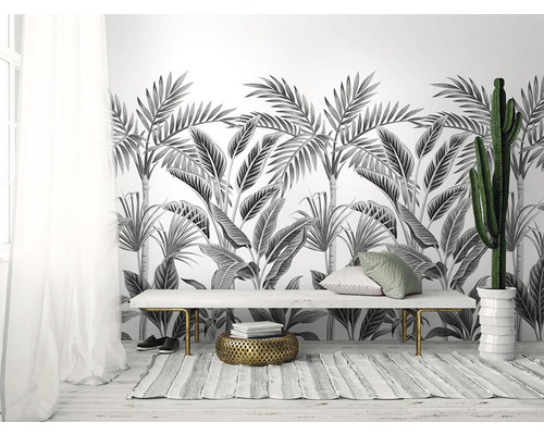 Heller Raum mit Palmenmuster-Tapete, Bank und Kaktus