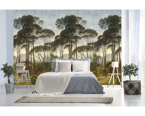 Schlafzimmer mit Waldtapete, Bett und Zimmerpflanzen