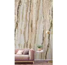 Wohnraum mit Marmortapete, Sofa, Beistelltisch und Stehlampe