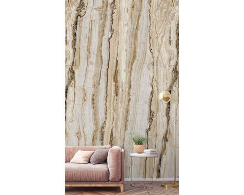 Wohnraum mit Marmortapete, Sofa, Beistelltisch und Stehlampe