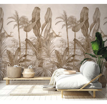 Wohnraum mit einer Tapete mit tropischem Pflanzenmuster, darunter Palmen und Bananenblätter