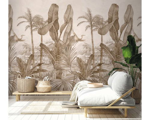 Wohnraum mit einer Tapete mit tropischem Pflanzenmuster, darunter Palmen und Bananenblätter
