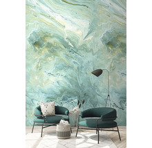 Wohnzimmer mit zwei Sesseln und einer Wandtapete im Marmor Design