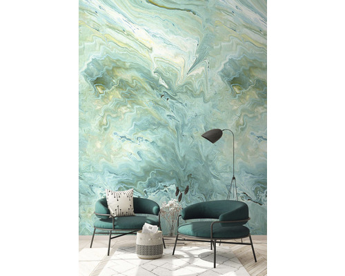 Wohnzimmer mit zwei Sesseln und einer Wandtapete im Marmor Design