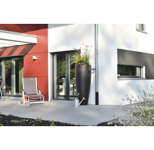 Szene mit Regentonne, Pflanzen und Gießkanne auf einer Terrasse
