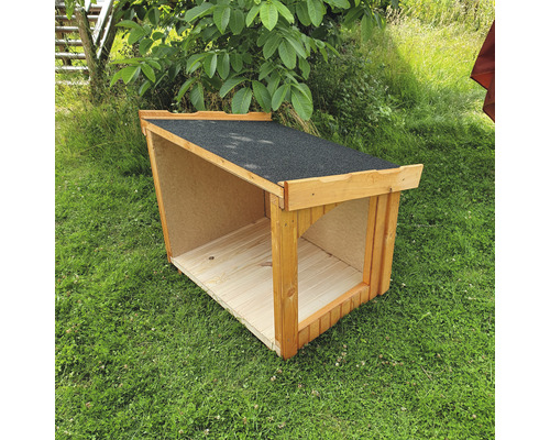 Hundehütte aus Holz mit Bitumendach auf Rasen