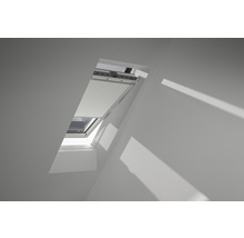 Dachfenster mit geöffnetem Fensterflügel und Verdunkelungsrollo