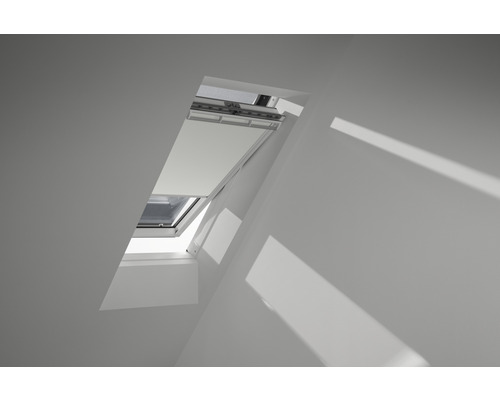 Dachfenster mit geöffnetem Fensterflügel und Verdunkelungsrollo