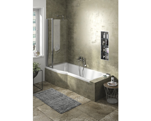 Badezimmer mit Badewanne, Duschwand, Ablageregal und Badteppich